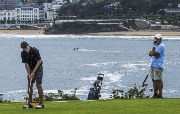 Dos jugadores disputan el Circuito Social de Golf de El Diario Montañés en el campo de golf de Mataleñas en una imagen de archivo.