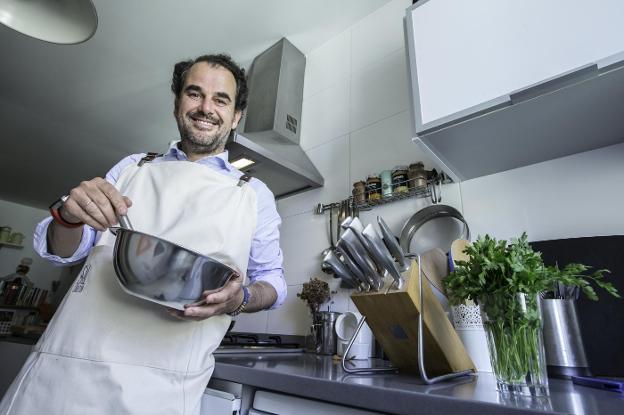 Ricardo Ezcurdia, en la cocina de su casa, preparando un plato esta misma semana. :: roberto ruiz