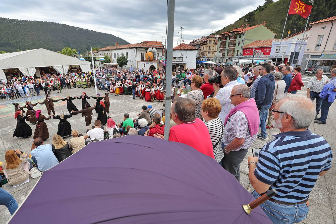 La XVI Fiesta de la Gaita de Unquera, en Val de San Vicente, ha reunido este fin de semana a un numeroso público en torno a una celebración que cada año pretende promover el apoyo al folclore de la región con la organización de una serie de actividades y actuaciones en torno a la música y las tradiciones cántabras.