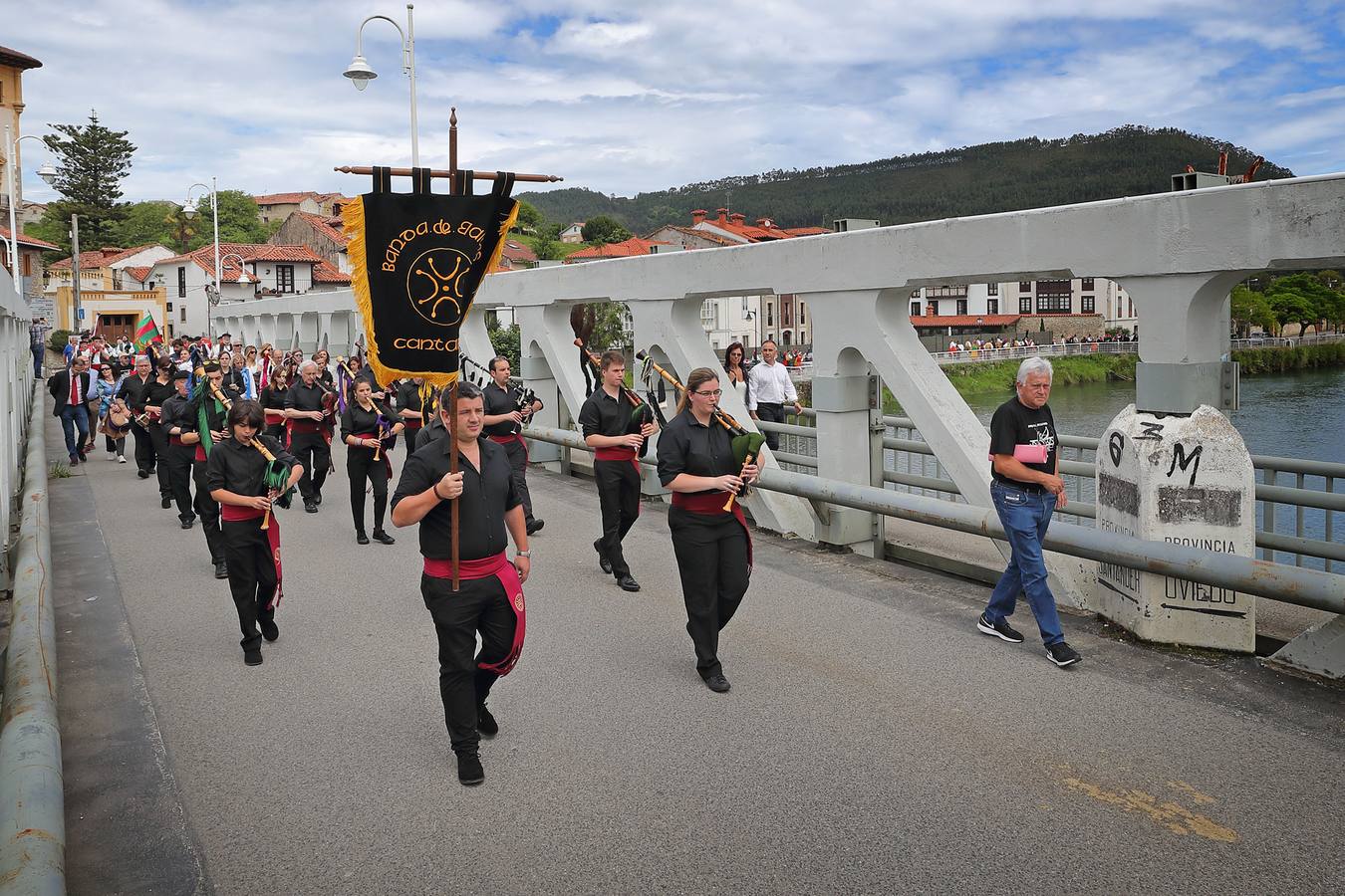 La XVI Fiesta de la Gaita de Unquera, en Val de San Vicente, ha reunido este fin de semana a un numeroso público en torno a una celebración que cada año pretende promover el apoyo al folclore de la región con la organización de una serie de actividades y actuaciones en torno a la música y las tradiciones cántabras.