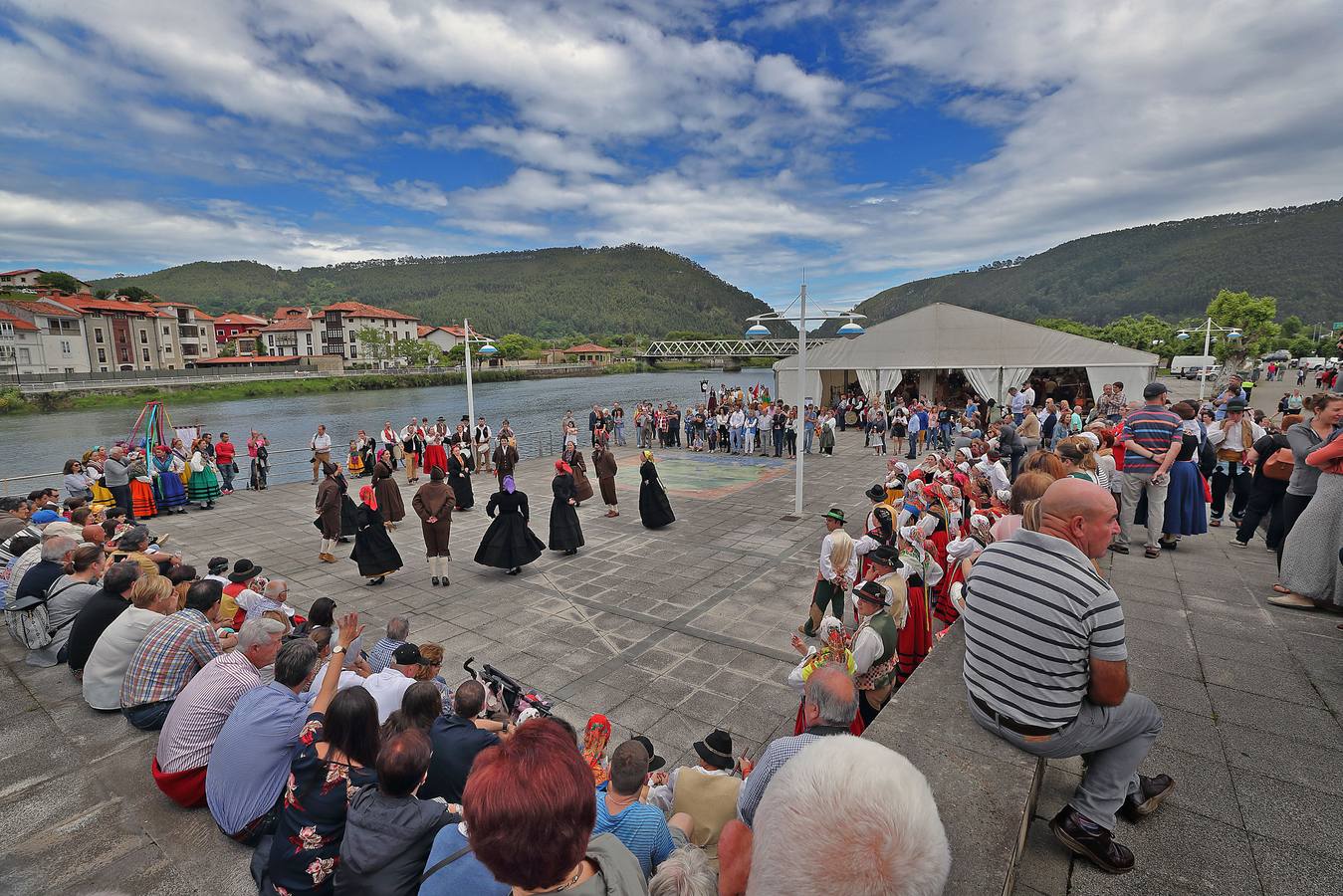 La XVI Fiesta de la Gaita de Unquera, en Val de San Vicente, ha reunido este fin de semana a un numeroso público en torno a una celebración que cada año pretende promover el apoyo al folclore de la región con la organización de una serie de actividades y actuaciones en torno a la música y las tradiciones cántabras.