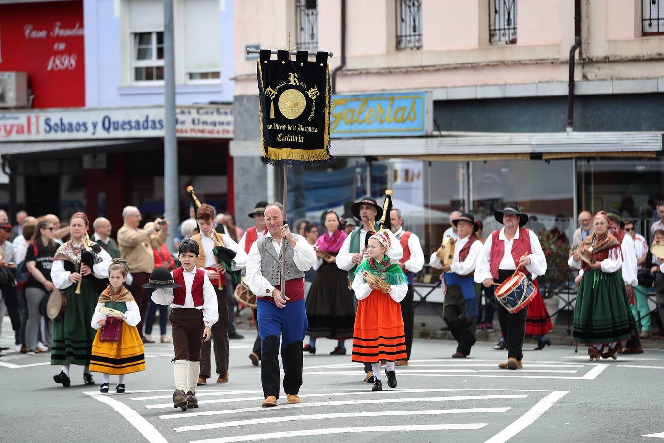 La XVI Fiesta de la Gaita de Unquera, en Val de San Vicente, ha reunido este fin de semana a un numeroso público en torno a una celebración que cada año pretende promover el apoyo al folclore de la región con la organización de una serie de actividades y actuaciones en torno a la música y las tradiciones cántabras.