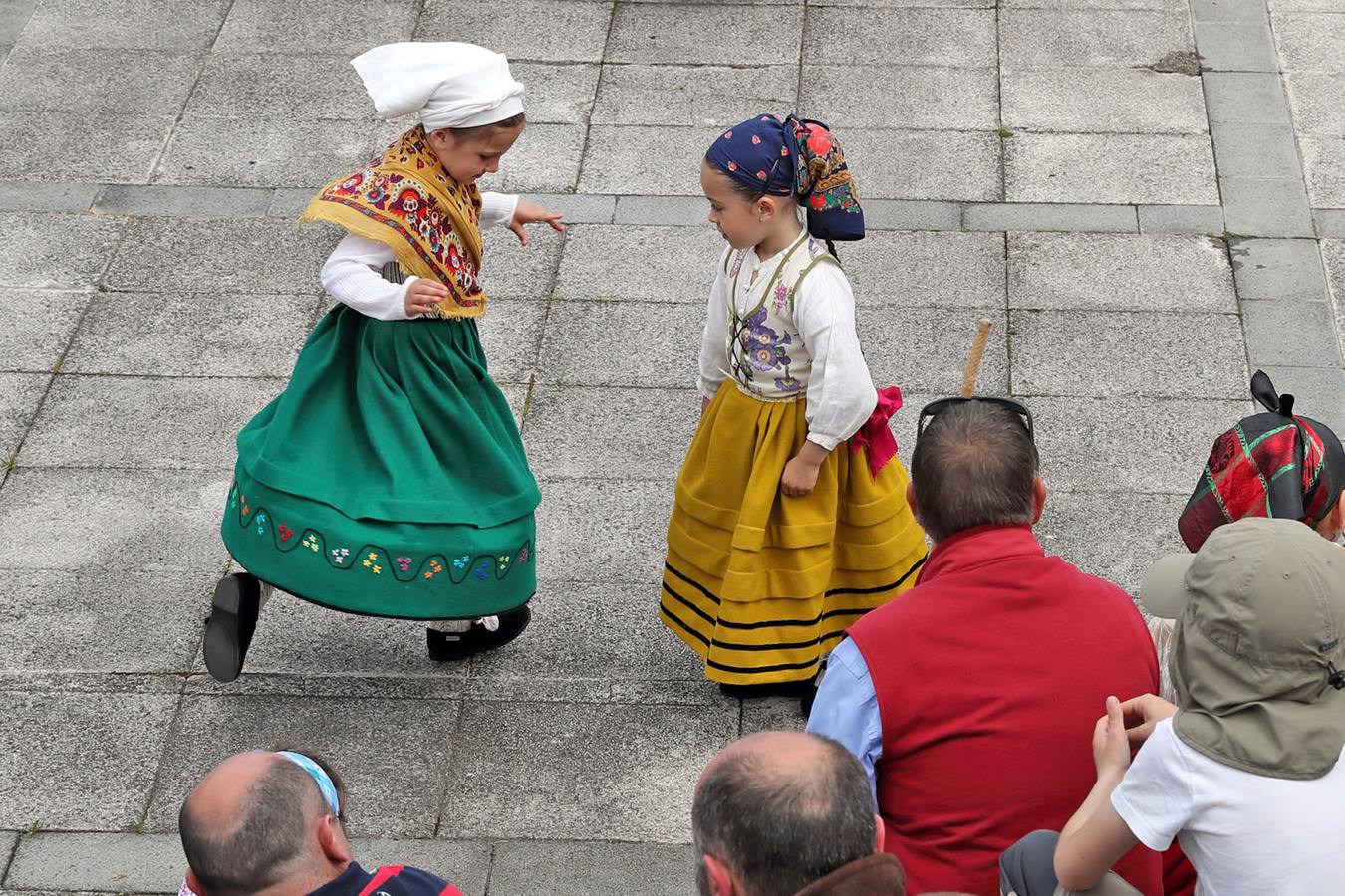 La XVI Fiesta de la Gaita de Unquera, en Val de San Vicente, ha reunido este fin de semana a un numeroso público en torno a una celebración que cada año pretende promover el apoyo al folclore de la región con la organización de una serie de actividades y actuaciones en torno a la música y las tradiciones cántabras.