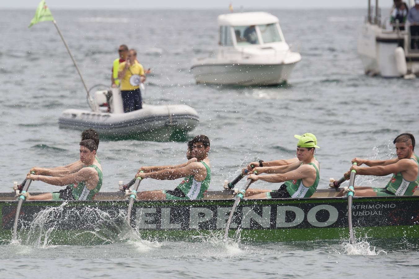 Los azules consiguieron aventajar en el primer tramo de la regata a Pedreña y mantuvieron la renta hasta la línea de meta