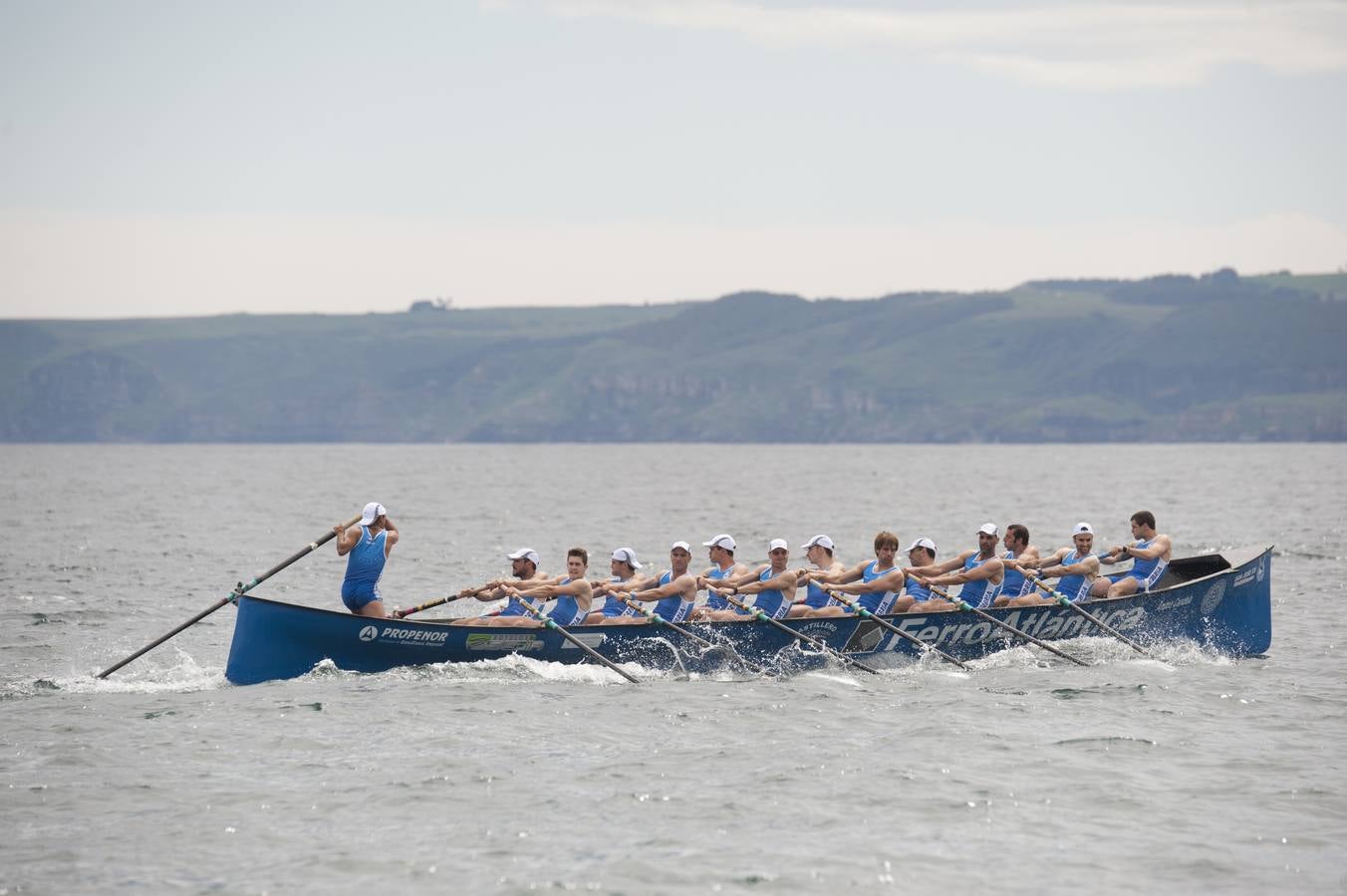 Los azules consiguieron aventajar en el primer tramo de la regata a Pedreña y mantuvieron la renta hasta la línea de meta