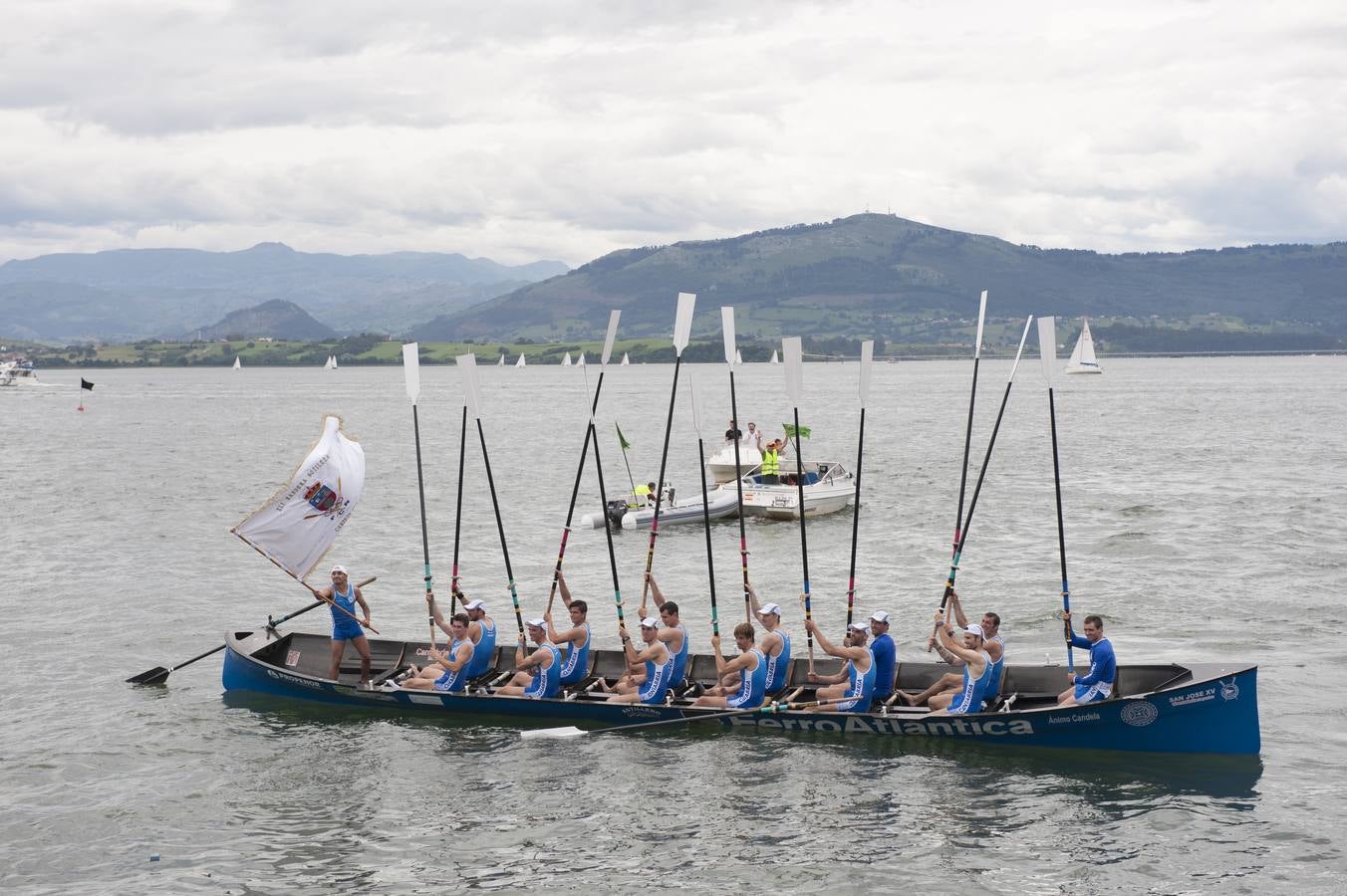 Los azules consiguieron aventajar en el primer tramo de la regata a Pedreña y mantuvieron la renta hasta la línea de meta