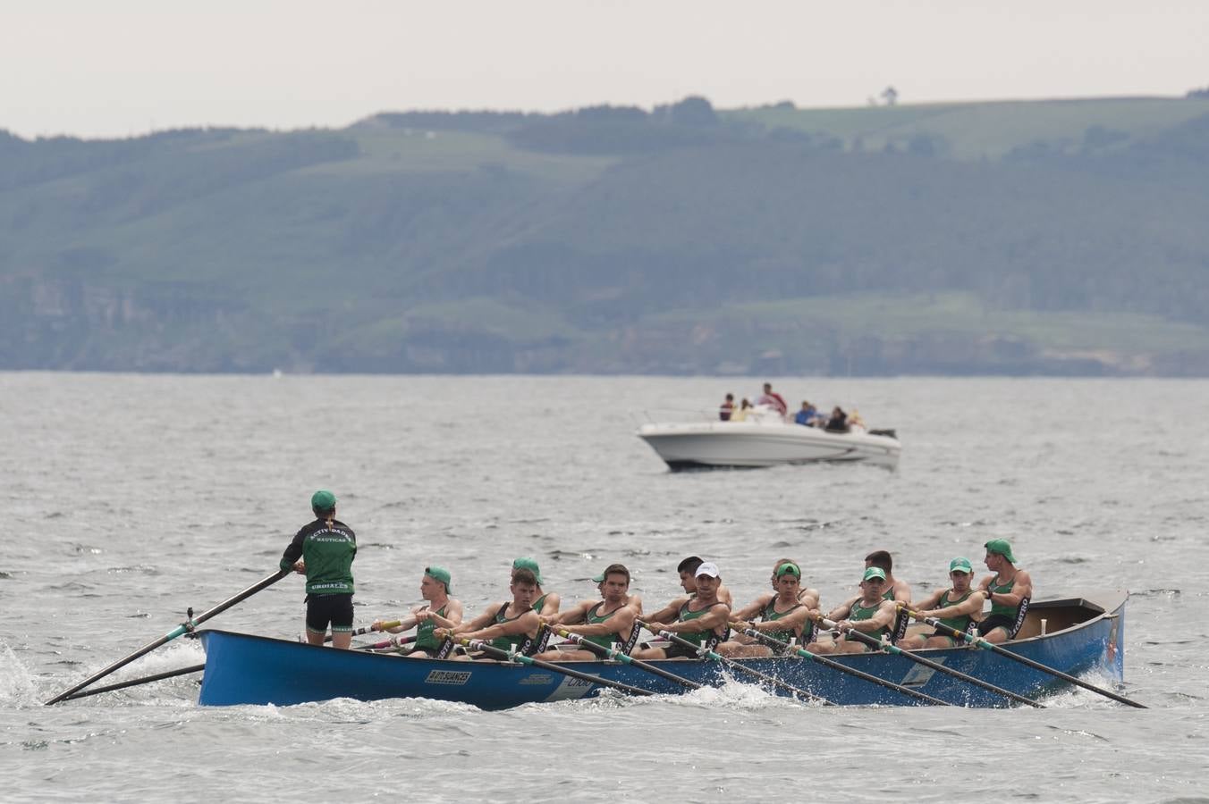 Los azules consiguieron aventajar en el primer tramo de la regata a Pedreña y mantuvieron la renta hasta la línea de meta