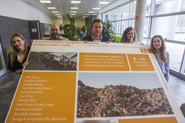 Cristina Prieto, Jorge Rojo, César Álvarez, Natalia Sampedro y Beatriz Tejerina, junto al cartel de los proyectos que desarrollan en América Latina y Caribe. 