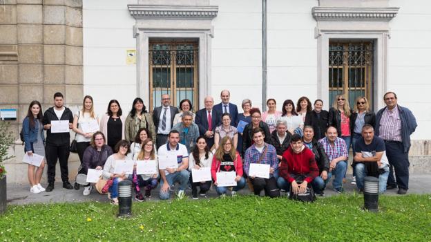 Imagen de los participantes en la Escuela Taller, junto a las autoridades regionales y municipales. :