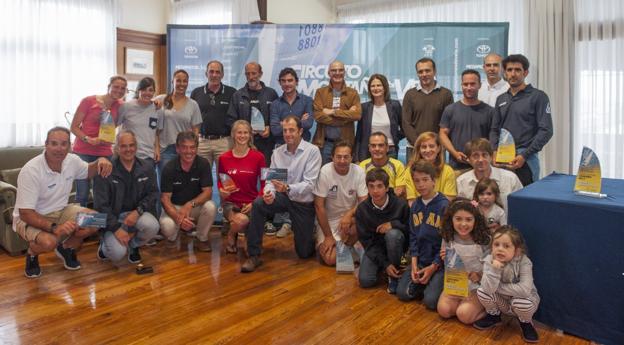 Todos los premiados de la segunda prueba del Circuito Montañés de Vela posan son sus respectivos galardones. 