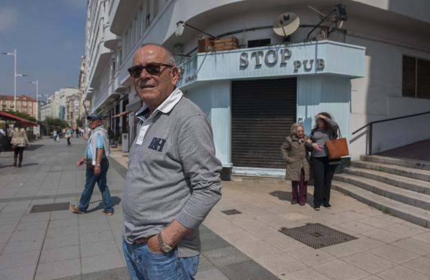 José Cabrero, delante de su pub Stop, en el que entró a trabajar en el año 1969. ::