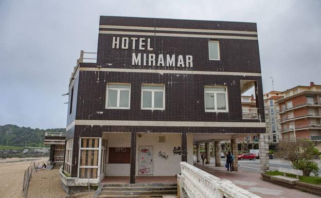 Costas asegura la fachada del hotel Miramar ante el riesgo de desprendimientos