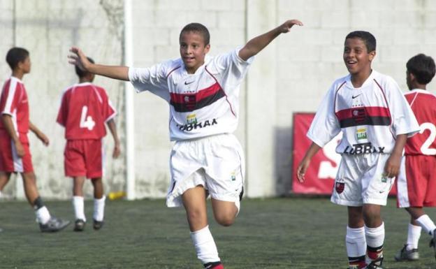 Rodrigo celebra un gol en presencia de Thiago cuando ambos eran apenas unos niños./