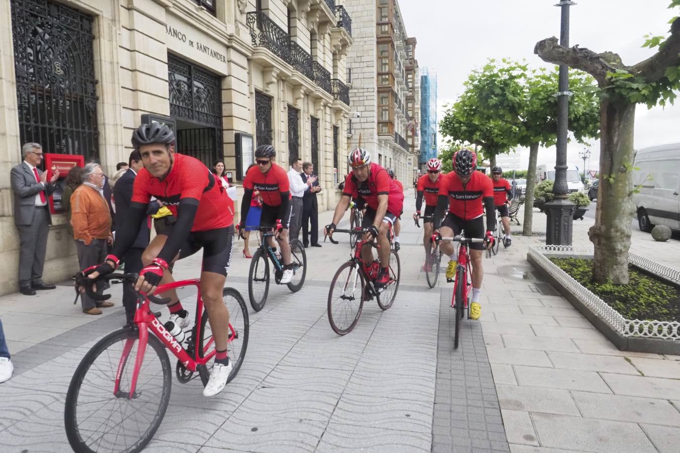 Fotos: Induráin y una &#039;grupeta&#039; pedalean de Santander a Madrid sin un euro encima