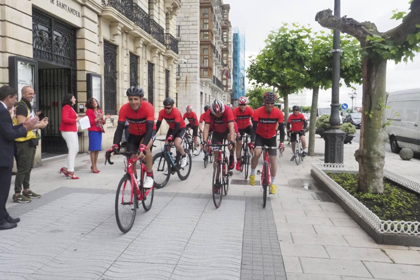 Fotos: Induráin y una &#039;grupeta&#039; pedalean de Santander a Madrid sin un euro encima