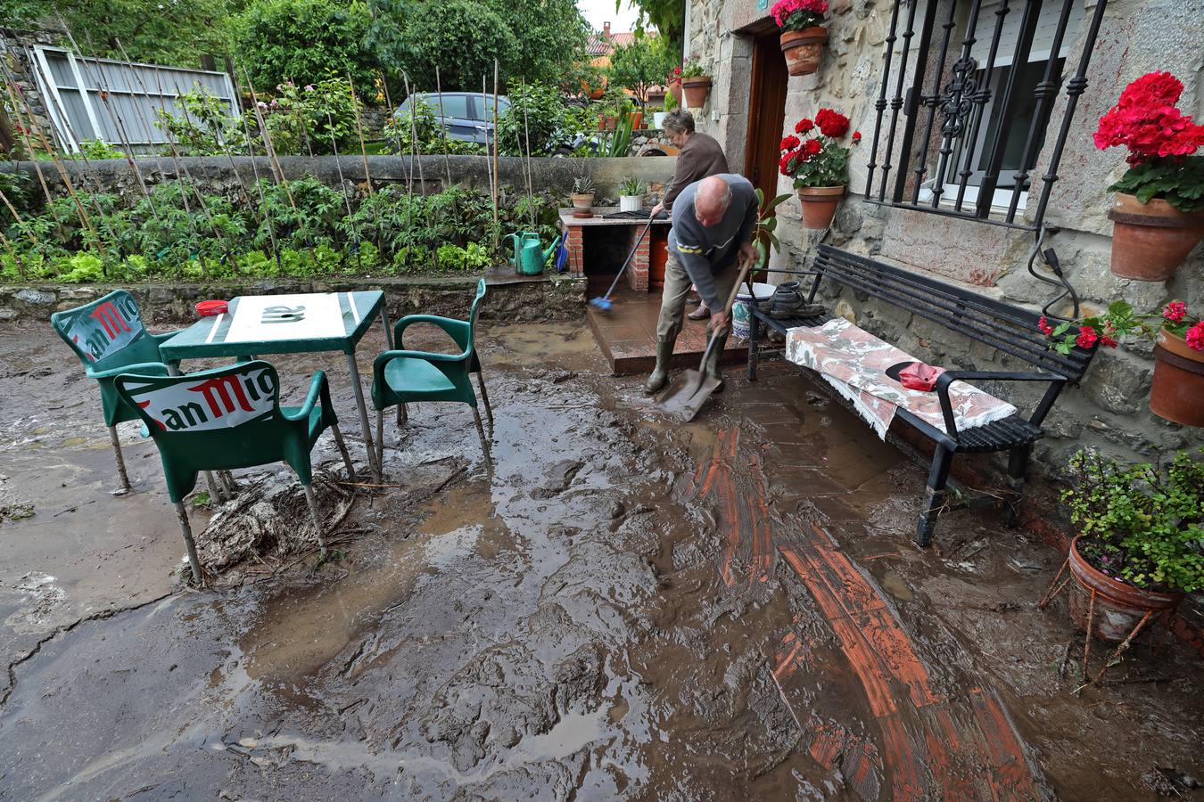 Las intensas lluvias registradas esta madrugada han ocasionado problemas en algunos puntos del extremo occidental de la región 