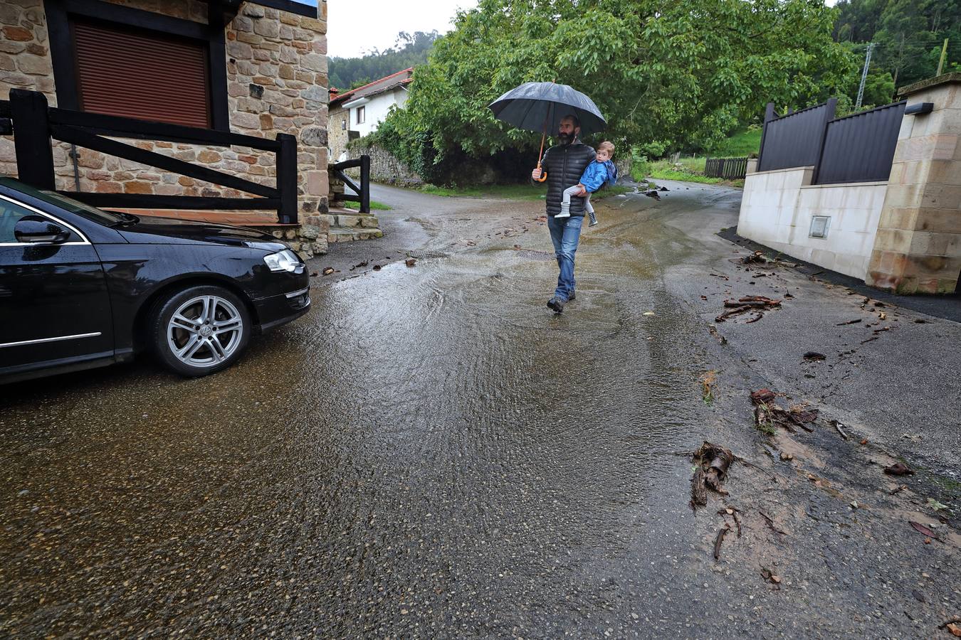 Las intensas lluvias registradas esta madrugada han ocasionado problemas en algunos puntos del extremo occidental de la región 