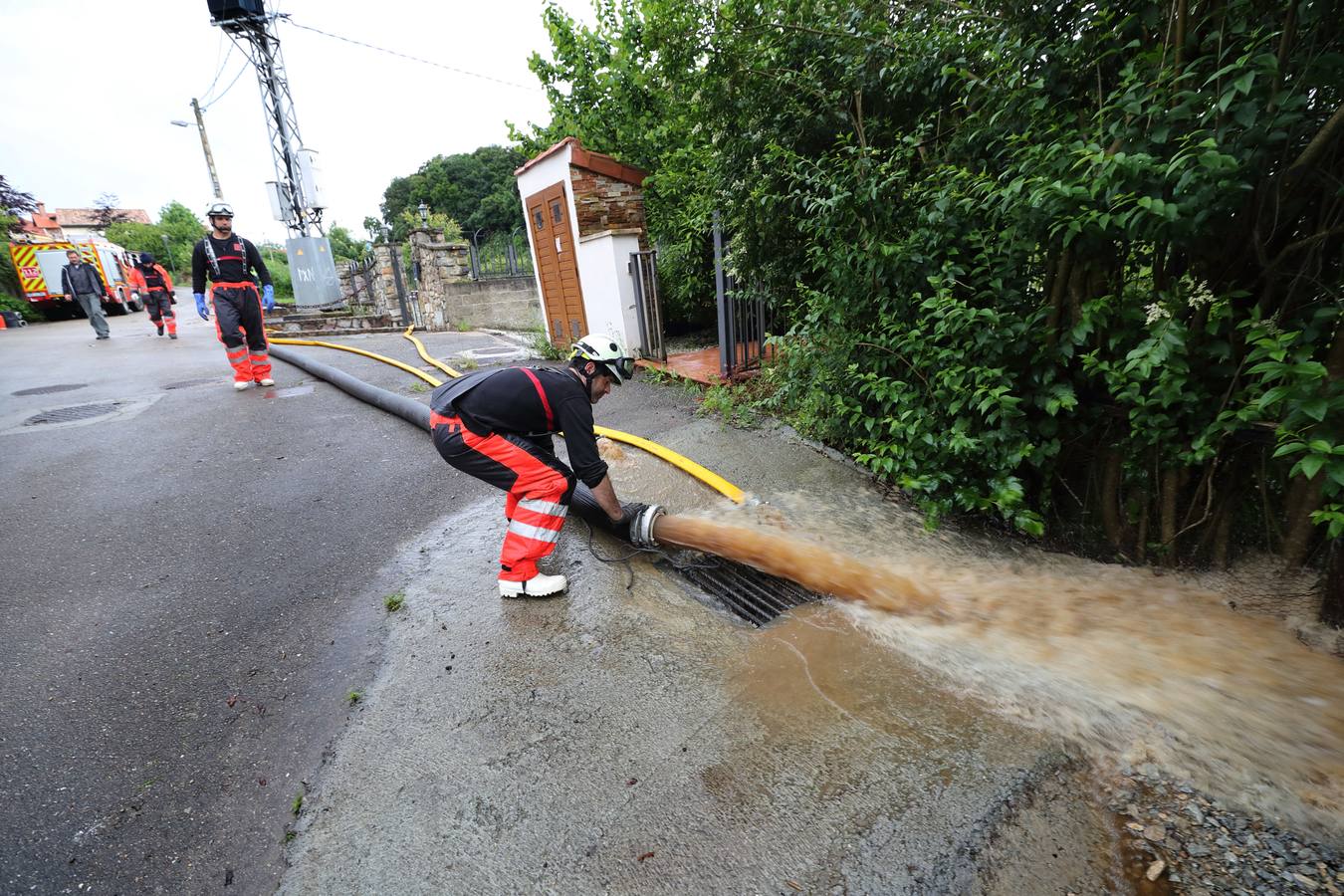 Las intensas lluvias registradas esta madrugada han ocasionado problemas en algunos puntos del extremo occidental de la región 