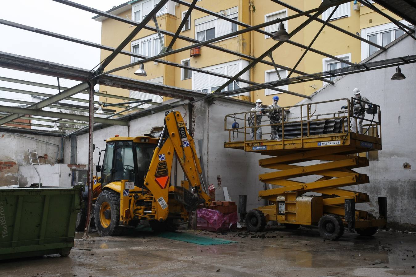 La empresa contratada por el Ayuntamiento de Torrelavega ha iniciado los trabajos de demolición de los antiguos talleres municipales en Campuzano, en cuyo solar se comenzará a construir en los próximos meses una promoción de 22 viviendas de protección en régimen de alquiler.