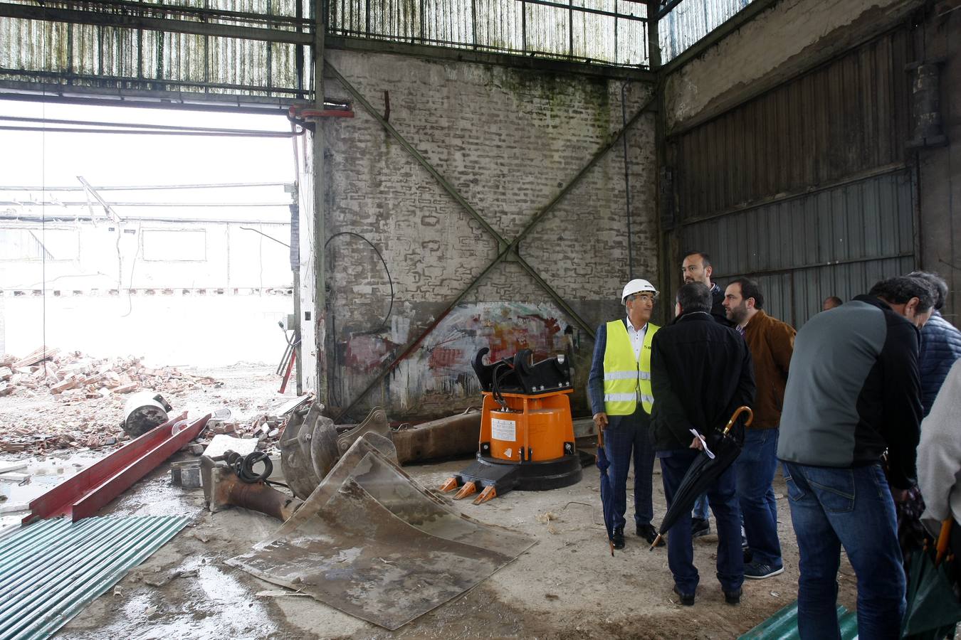 La empresa contratada por el Ayuntamiento de Torrelavega ha iniciado los trabajos de demolición de los antiguos talleres municipales en Campuzano, en cuyo solar se comenzará a construir en los próximos meses una promoción de 22 viviendas de protección en régimen de alquiler.