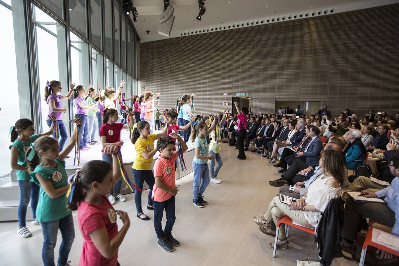 El plan de evaluación que la Fundación Botín ha realizado con su programa de Educación Responsable revela que los niños entre 5 y 9 años que trabajan la inteligencia emocional y social en los centros educativos reducen comportamientos agresivos y son más generosos, sociables, felices y optimistas.