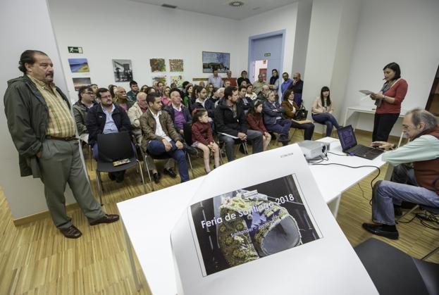 La alcaldesa de Santander, Gema Igual, durante la presentación a las peñas de los carteles de la feria. 