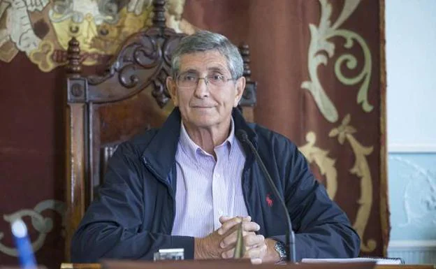 Ángel Díaz Munío, alcalde de Castro Urdiales.