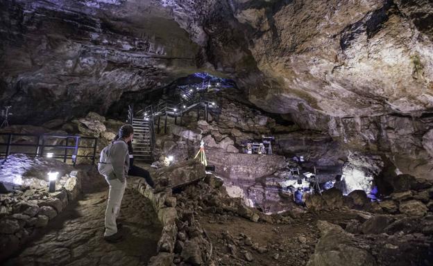 Quince investigadores integran el equipo que desarrolla este mes en la cueva de El Pendo los trabajos de campo.