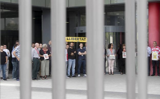 Protesta de los trabajadores del Centro de Telecomunicaciones durante los registros.