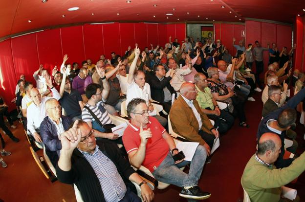 Los abonados gimnásticos, durante una de las votaciones en la asamblea de ayer.