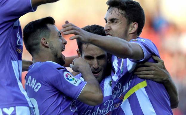 Los jugadores del Valladolid celebran uno de los goles. 