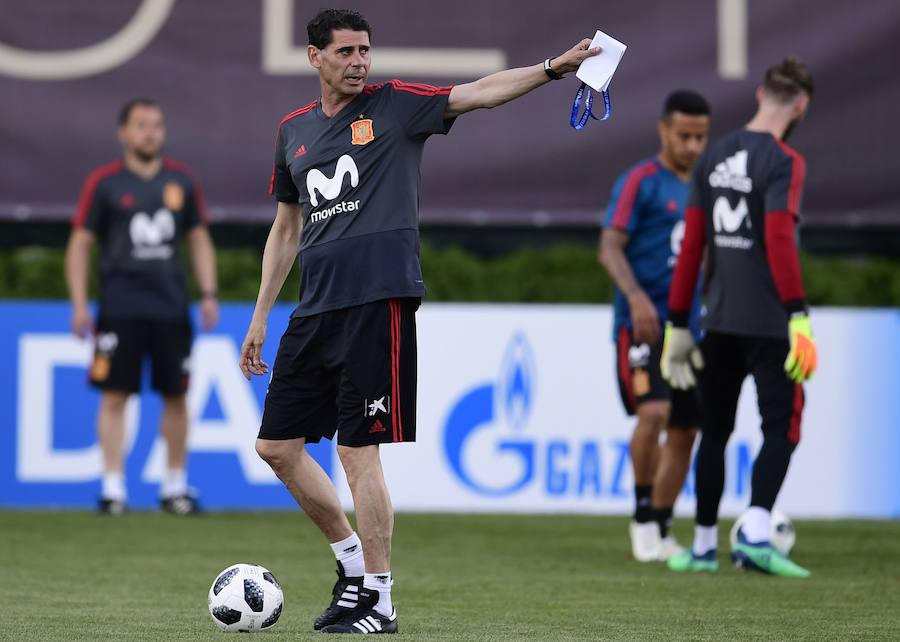 Fernando Hierro ha dirigido su primer entrenamiento como seleccionador de España, horas después de oficializarse su nombramiento en sustitución de Julen Lopetegui. 