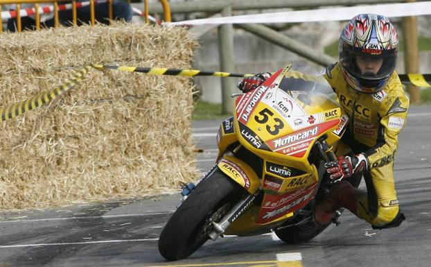 Un joven piloto en una carrera de motociclismo en Las Mestas, en Gijón