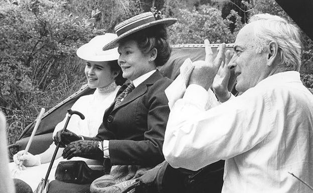 Helena Bonham Carter, Judi Dench y James Ivory durante el rodaje de 'Una habitación con vistas' (1985).