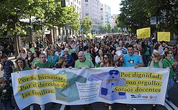 Miles de docentes se han manifestado por el centro de Santander