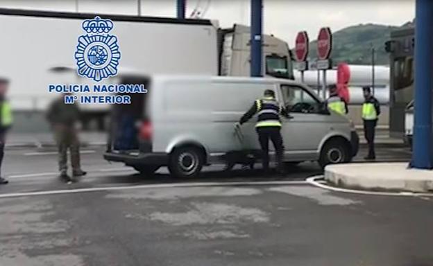 Imágenes de los controles de la Policía Nacional en Santander contra la inmigración ilegal.