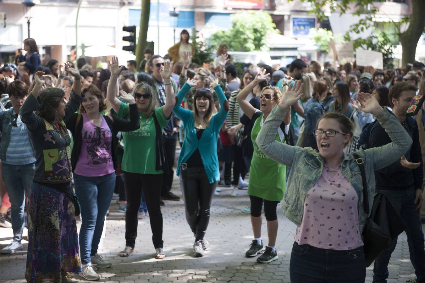 Los profesores que apoyan la huelga se han concentrado frente al edificio de Ministerios, en la calle Vargas