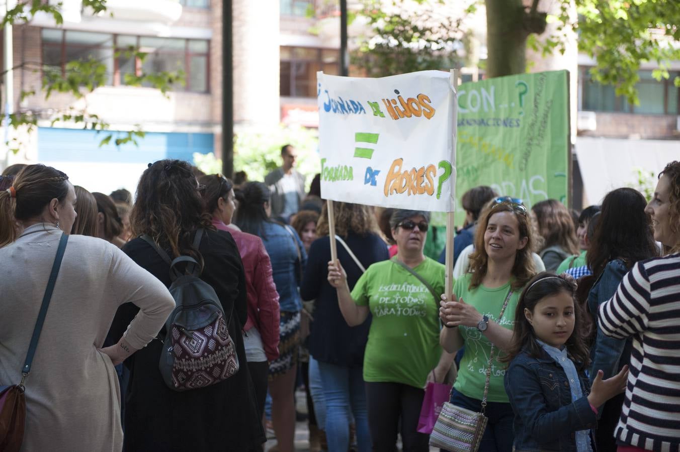 Los profesores que apoyan la huelga se han concentrado frente al edificio de Ministerios, en la calle Vargas