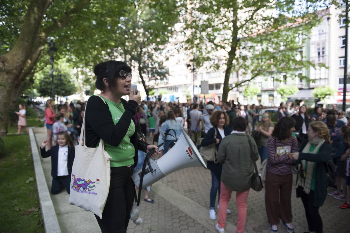 Los profesores que apoyan la huelga se han concentrado frente al edificio de Ministerios, en la calle Vargas