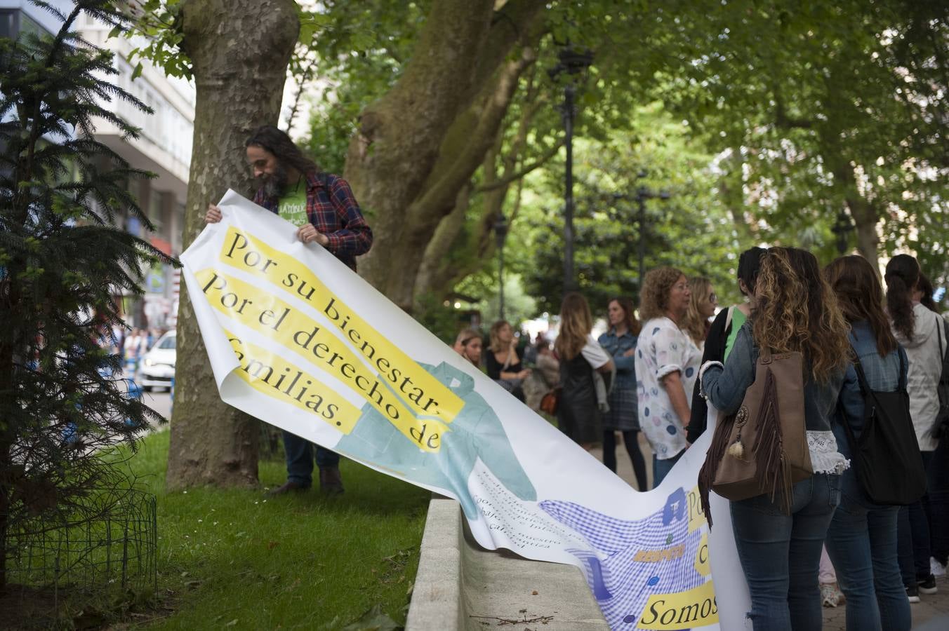 Los profesores que apoyan la huelga se han concentrado frente al edificio de Ministerios, en la calle Vargas