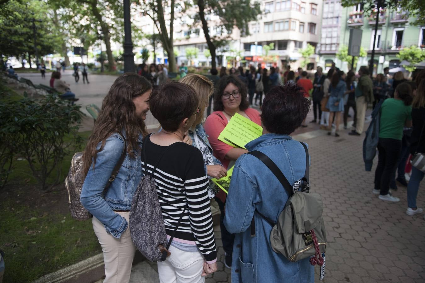 Los profesores que apoyan la huelga se han concentrado frente al edificio de Ministerios, en la calle Vargas