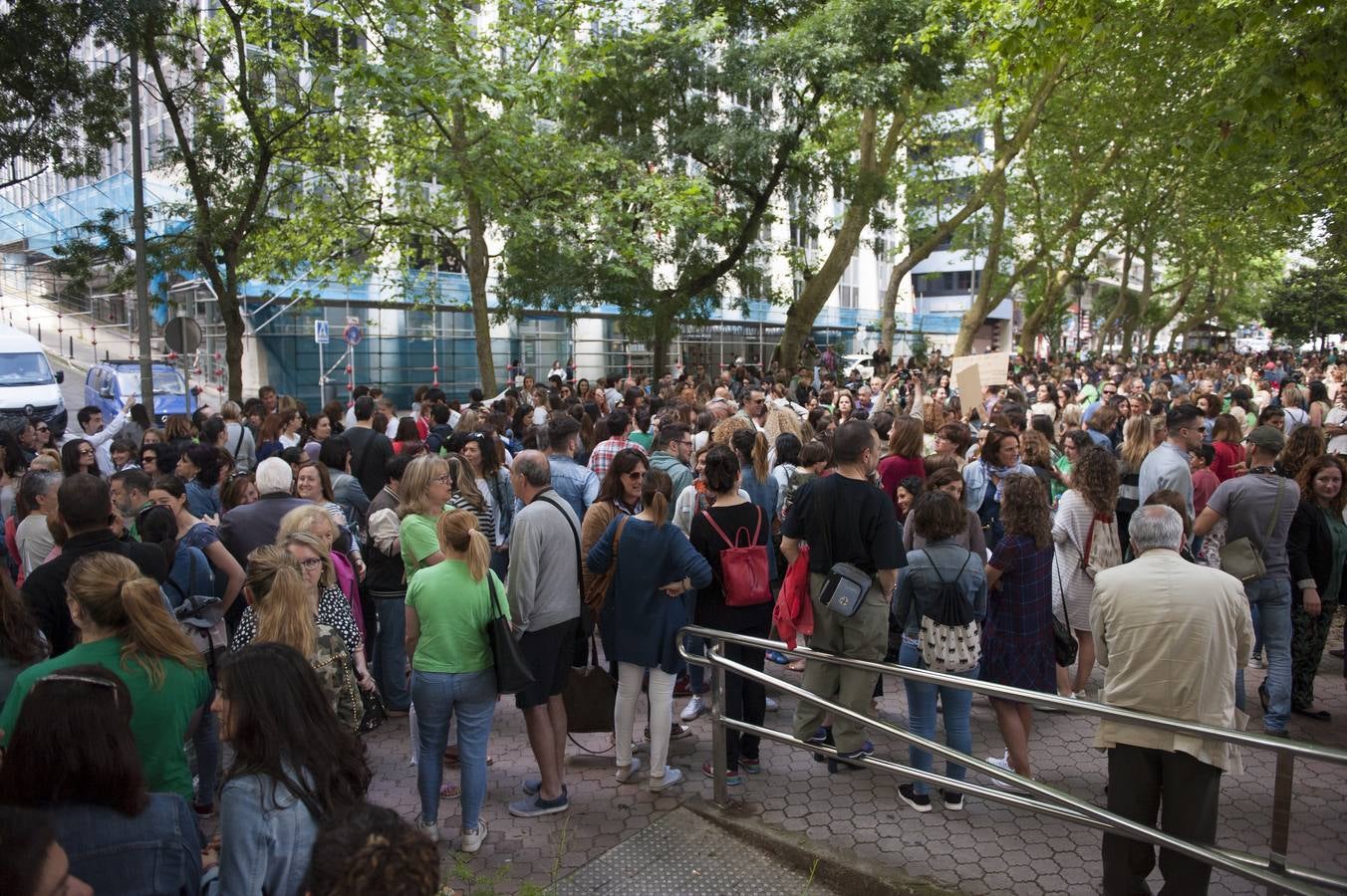 Los profesores que apoyan la huelga se han concentrado frente al edificio de Ministerios, en la calle Vargas