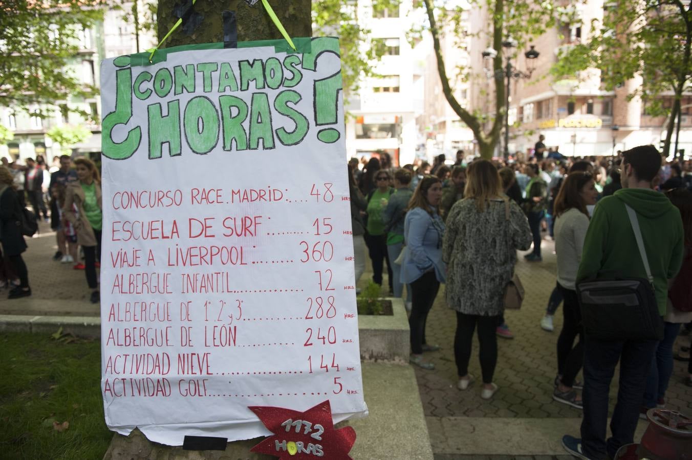 Los profesores que apoyan la huelga se han concentrado frente al edificio de Ministerios, en la calle Vargas