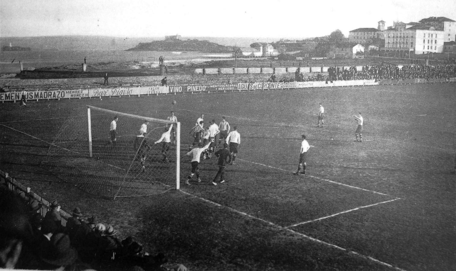 Un encuentro disputado en el viejo Sardinero con el Santander Racing Club jugando como local. Aunque el equipo santanderino era muy amigo de hacer la 'paparda', los años 30 fue la época dorada para el club verdiblanco. Nueve temporadas consecutivas en la élite y un subcampeonato fue el balance del mejor Racing de la historia.