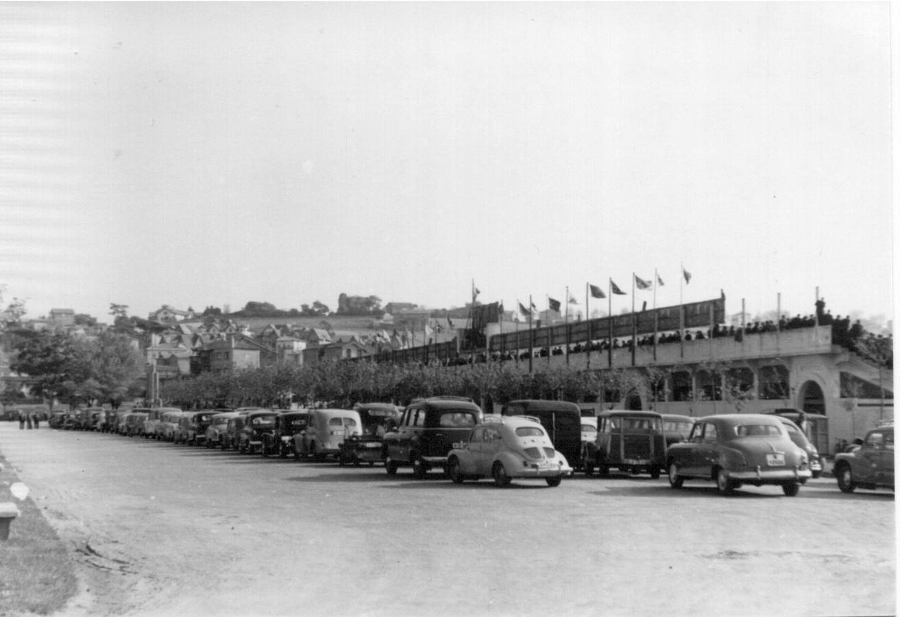 Vista exterior del estadio del Sardinero en 1961, con coches de la época aparcados. Los años 60 comenzaron con un racing en todo lo alto, pero el paso de la década fue minando el potencial del equipo. En 1960 todo eran alegrías y esperanzas, y el Racing comenzó intratable su andadura entre los grandes. Un buen año, culminado con un empate a un tanto en el último compromiso liguero ante el Real Madrid en casa. Sin embargo, el equipo, acostumbrándose a su condición de ‘club vendedor’, se desprende de algunos de sus futbolistas con más renombre. Miera se marcha al Real Madrid, Zaballa, al Barça y Pardo firma con el Mallorca. La pérdida de potencial enla plantilla trajo consigo el tan temido descensoen 1962. En la siguiente temporada (62-63) el Racing fue incapaz de celebrar sus 50 años de existencia con un ascenso que brindar a su hinchada y en los años posteriires siguió el éxido de figuras: Sampedro, Yosu e incluso Abel Fernández. Todo fue a peor hasta que en 1968, un año políticamente turbulento a escala mundial, el Racing descendió a Tercera. 