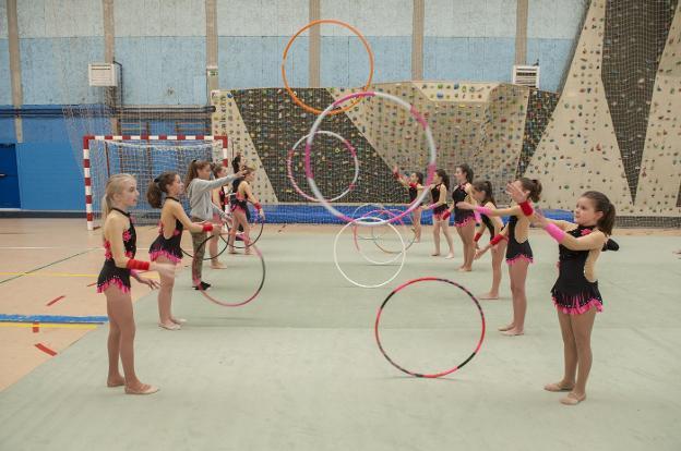 Las pequeñas gimnastas entrenan en el Pabellón de La Cantábrica. 