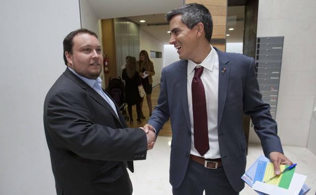 El líder de Ciudadanos, Rubén Gómez, felicita a Pablo Zuloaga el día de su investidura. 