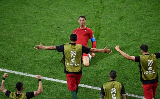 Cristiano celebra un gol ante España.