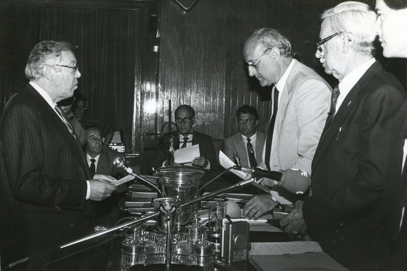 Imagen de la toma de posesión de Manuel Arce Lago como concejal de Santander el 30 de junio de 1987.