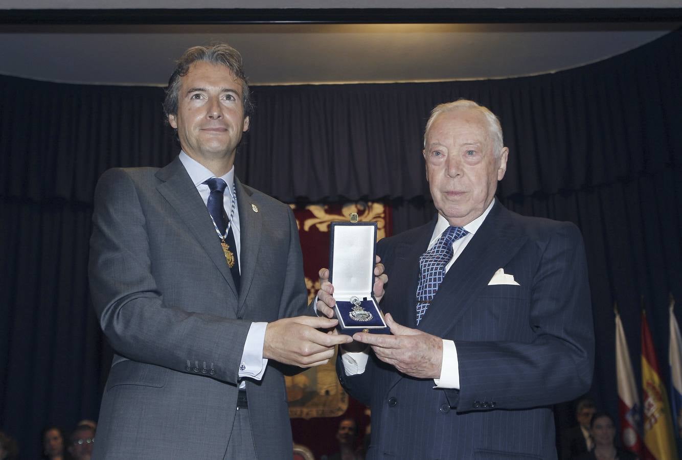 Manuel Arce recibió en 2011 la Medalla de Playa del Ayuntamiento de Santander, de manos del que fuera alcalde Iñigo de la Serna.